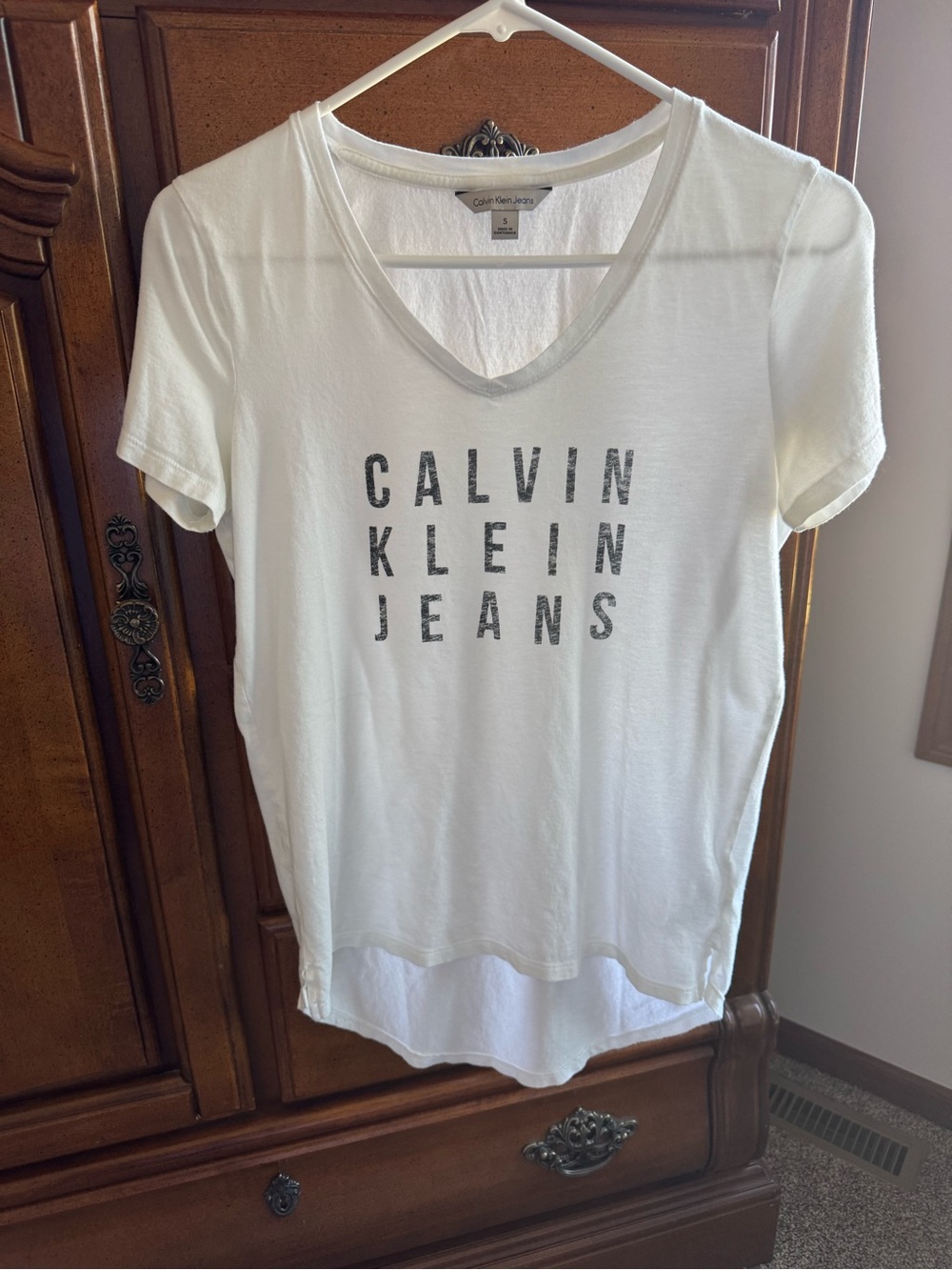 Calvin Klein Jeans Women's White Logo V-Neck Tee small